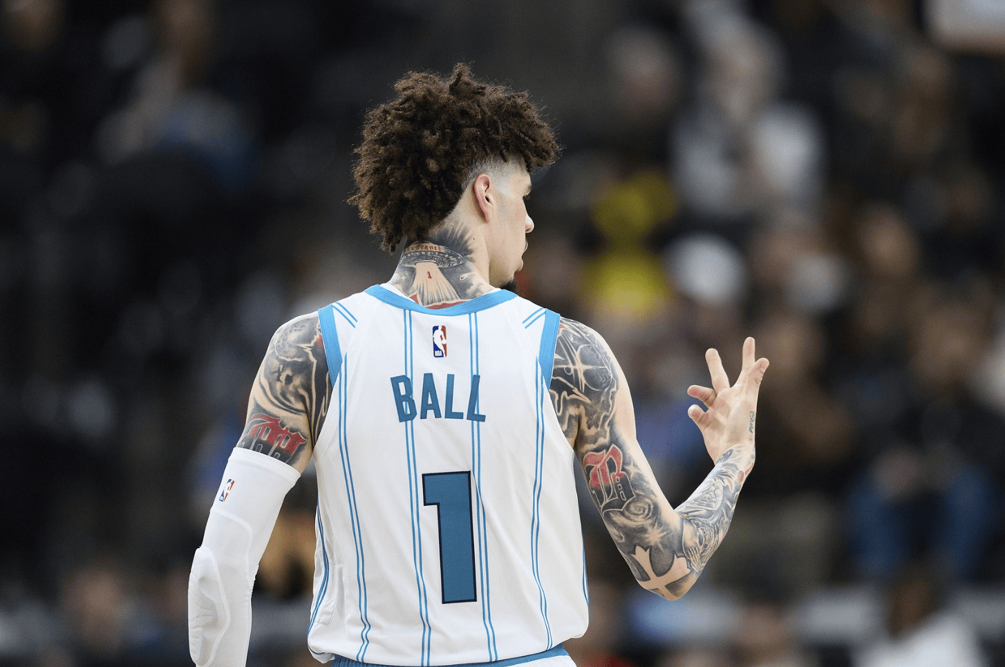 关于转会期夏洛特黄蜂备战全明星赛；迎来里程碑细节曝光；管理层满意；更衣室氛围转暖的信息